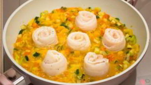 рыба, тушенная в овощах