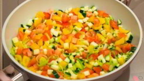 рыба, тушенная в овощах