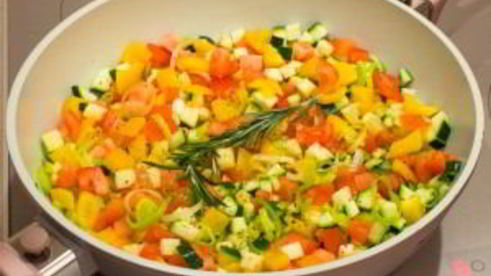 рыба, тушенная в овощах