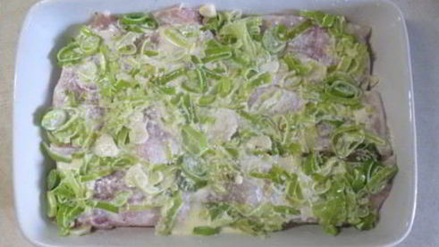 рыба в сливочном соусе с картофелем и луком пореем