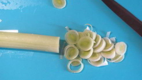 рыба в сливочном соусе с картофелем и луком пореем