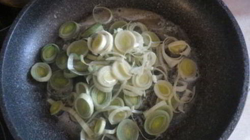 рыба в сливочном соусе с картофелем и луком пореем