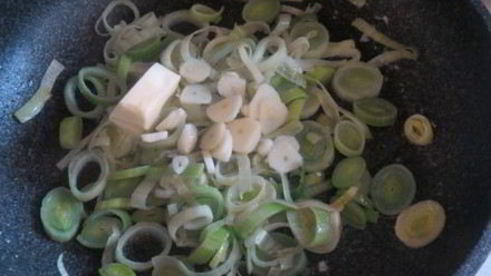 рыба в сливочном соусе с картофелем и луком пореем