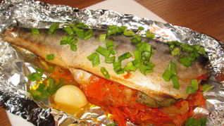 Скумбрия фаршированная, запеченная в фольге