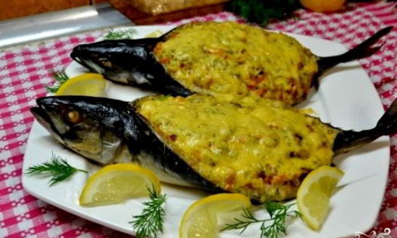 Рецепт скумбрии, запеченной лодочкой