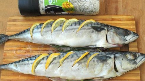 скумбрия запеченная на мангале с лимоном