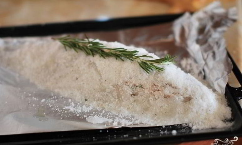Рецепт скумбрии, запеченной в соли