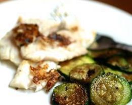 Треска с жареными кабачками