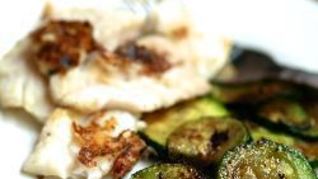 Треска с жареными кабачками