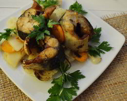 Запеченная скумбрия на овощной подушке