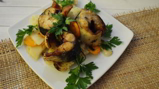 Запеченная скумбрия на овощной подушке