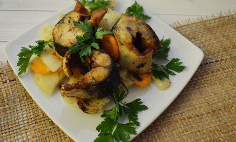 Рецепт запеченной скумбрии на овощной подушке