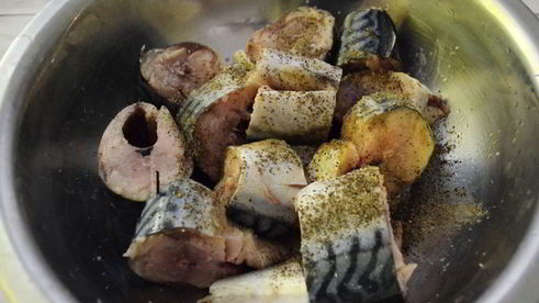 запеченная скумбрия на овощной подушке