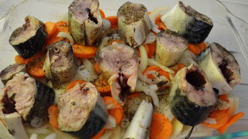 запеченная скумбрия на овощной подушке