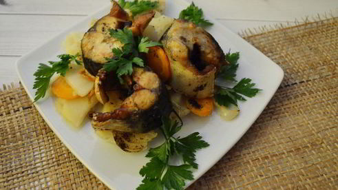 запеченная скумбрия на овощной подушке