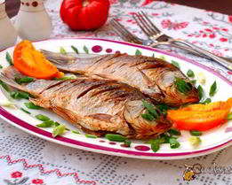 Запеченные караси на подушке из лука порея