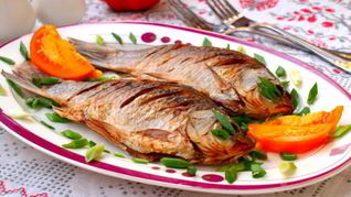 Запеченные караси на подушке из лука порея