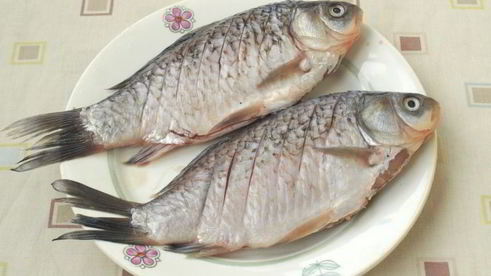 запеченные караси на подушке из лука порея