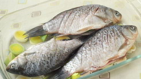 запеченные караси на подушке из лука порея