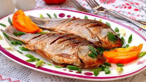 запеченные караси на подушке из лука порея