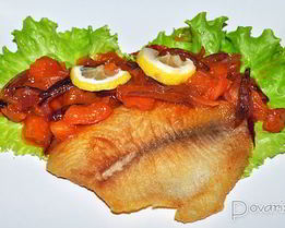 Жареная тилапия с луком и томатами