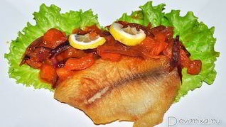 Жареная тилапия с луком и томатами