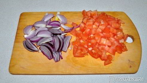 жареная тилапия с луком и томатами