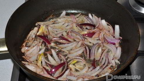 жареная тилапия с луком и томатами