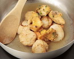 Жареные гребешки под соусом бер-блан