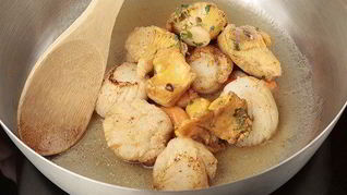 Жареные гребешки под соусом бер-блан