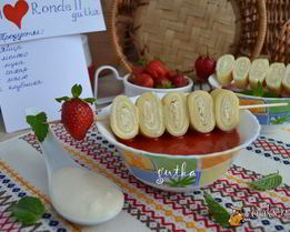 Блинные шашлычки с творогом и соусом из клубники