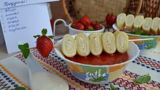 Блинные шашлычки с творогом и соусом из клубники