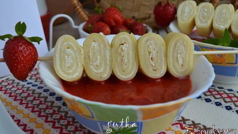 блинные шашлычки с творогом и соусом из клубники