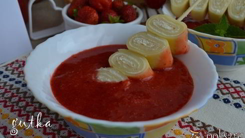 блинные шашлычки с творогом и соусом из клубники