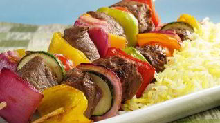 Говяжьи шашлыки на гриле с зелеными перцами и цукини