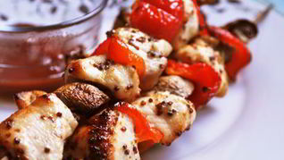 Куриные шашлычки с перцем и грибами