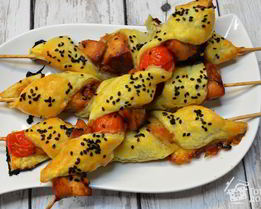 Куриные шашлычки в слоеном тесте