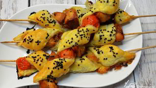 Куриные шашлычки в слоеном тесте