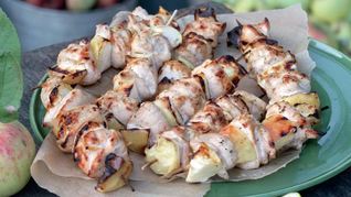 Шашлычки из куриной грудки с яблоком