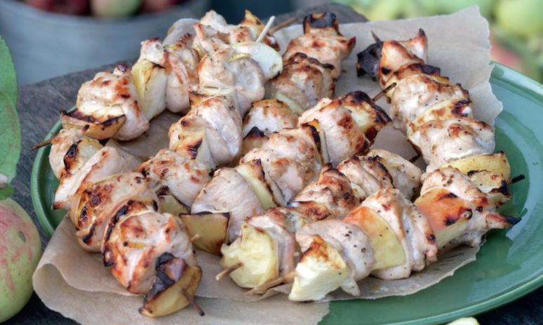 Рецепт шашлычков иза куриной грудок с яблокома