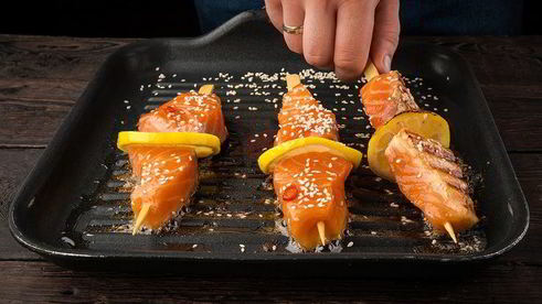 шашлычки из лосося с лимоном