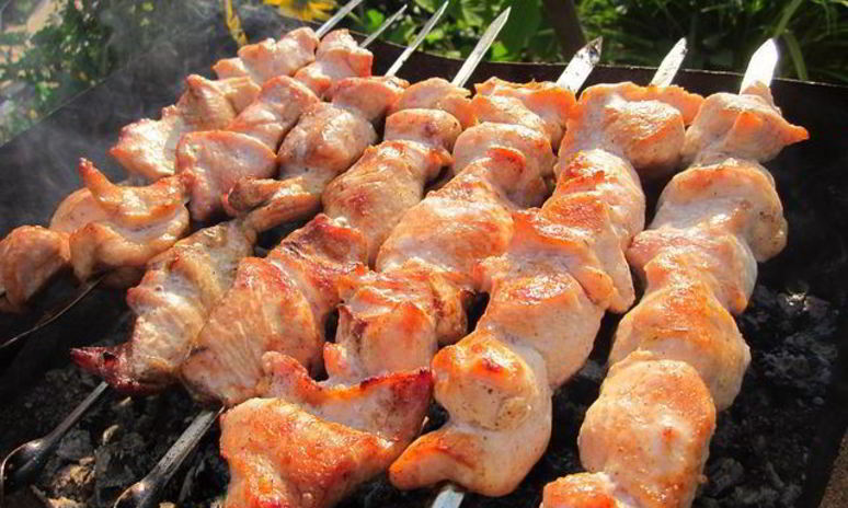 Рецепт шашлыка из индейки с салатом из красного лука и помидор