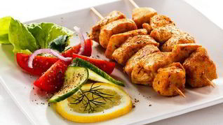 Шашлык из куриного филе на шпажках