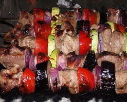 Шашлык из свинины с овощами в луковом маринаде
