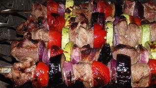 Шашлык из свинины с овощами в луковом маринаде