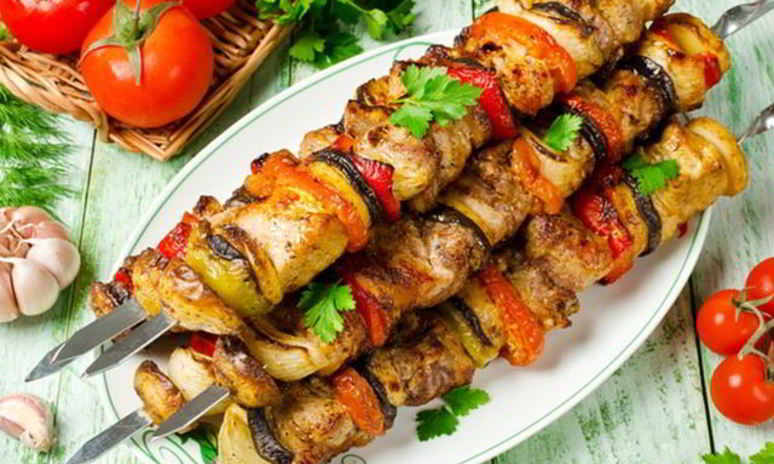 Рецепт шашлыка из свинины с яблоком и баклажаном