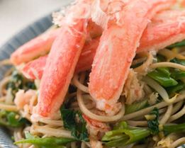 Снежный краб и лапша Соба с зеленью