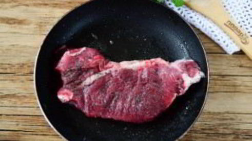 французский перченый стейк