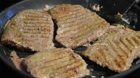 говяжьи стейки на сковороде