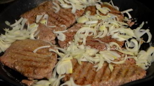 говяжьи стейки на сковороде